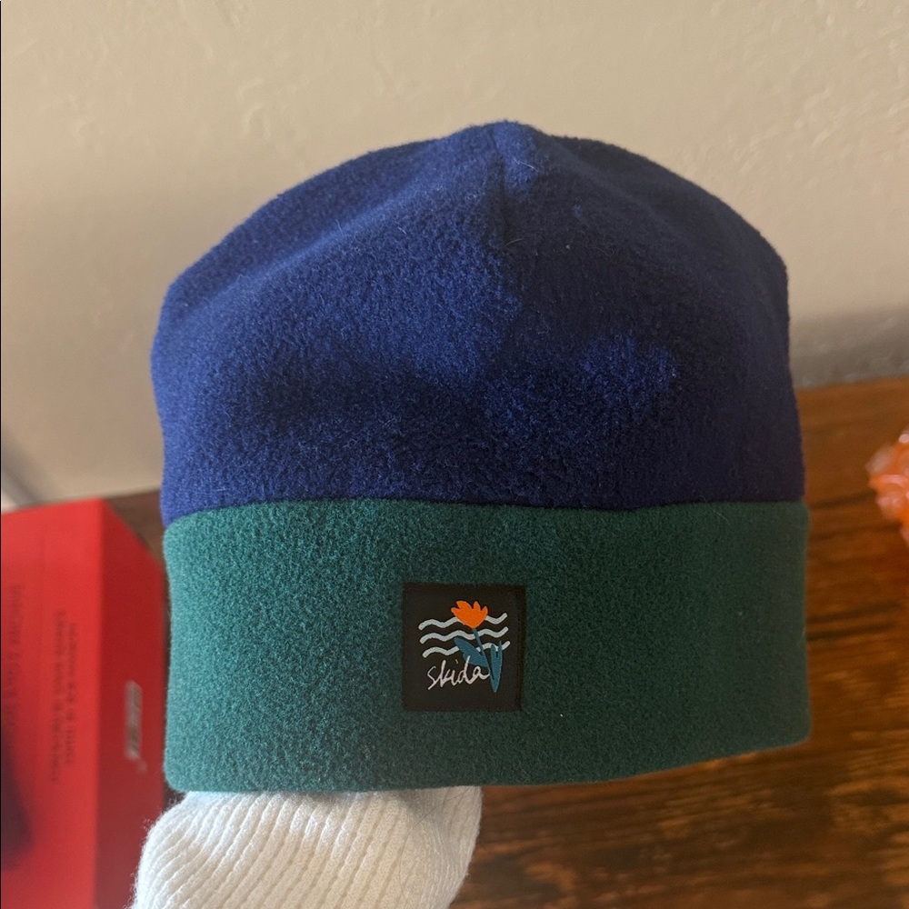 NWOT Skida Blue and Green Fleece Beanie